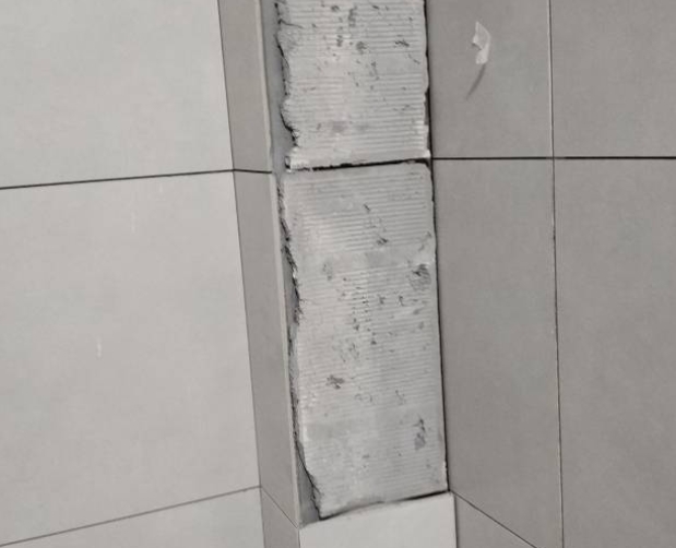 明水瓷砖空鼓维修公司分享下瓷砖施工前基层浇水润湿程度不足，可能导致以下问题